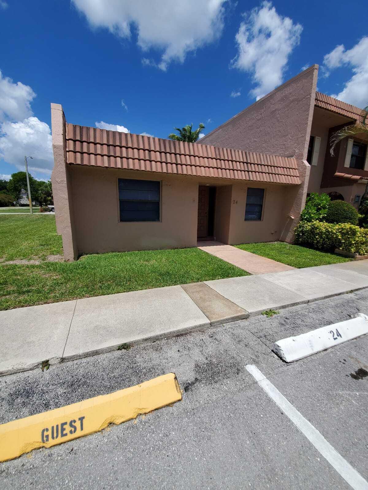 Listing photo 3 for 24 Laredo Place Place, Davie, FL, 33324