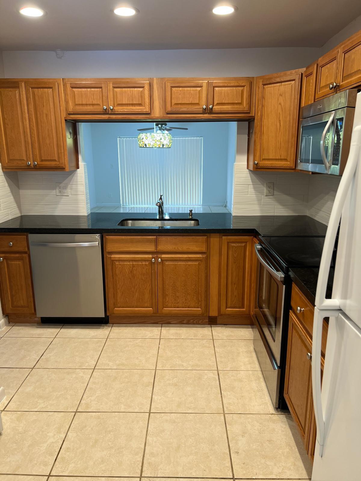 Listing photo 4 for 24 Laredo Place Place, Davie, FL, 33324