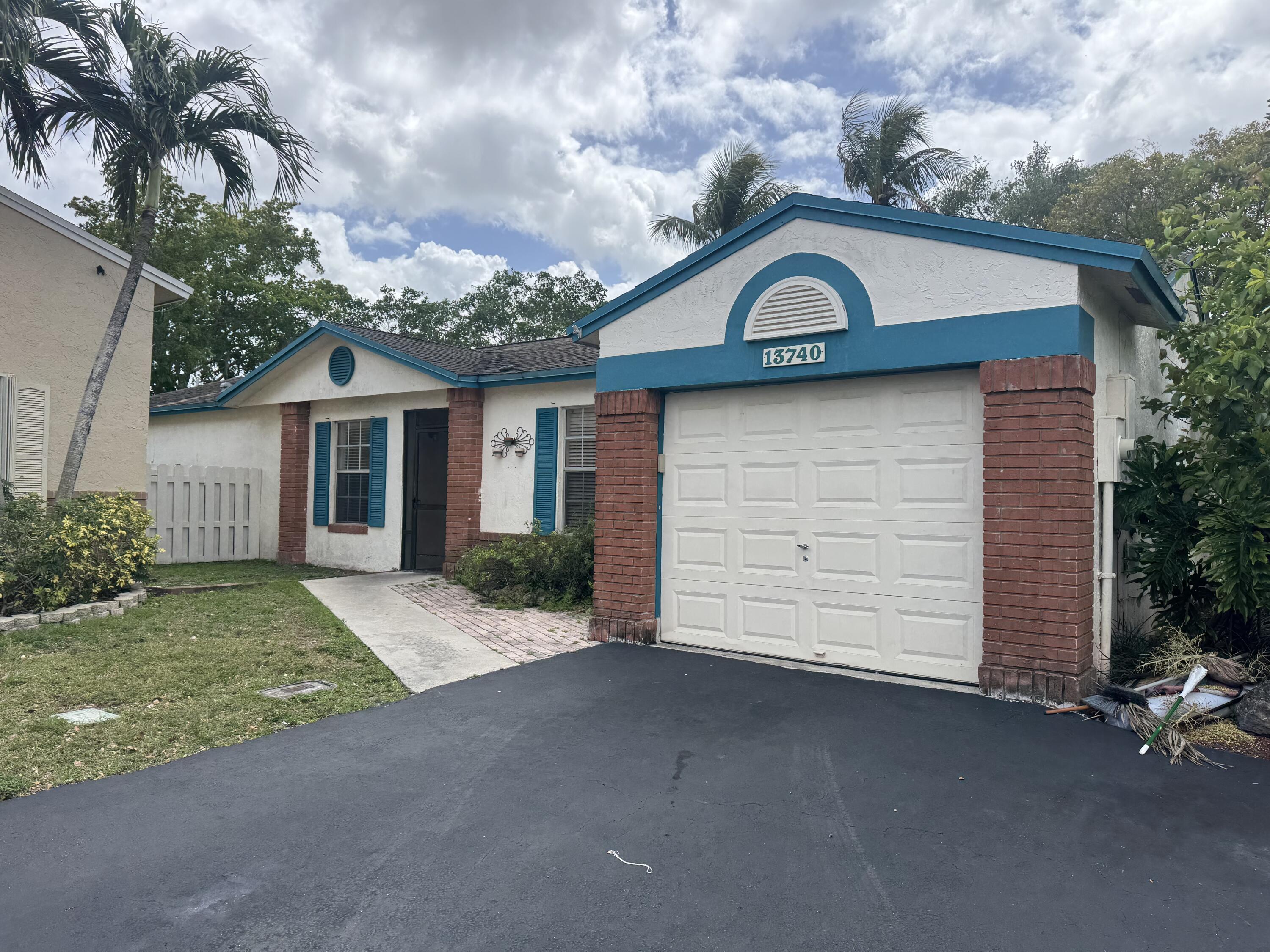 Listing photo 3 for 13740 Cumberland Place Place, Davie, FL, 33325