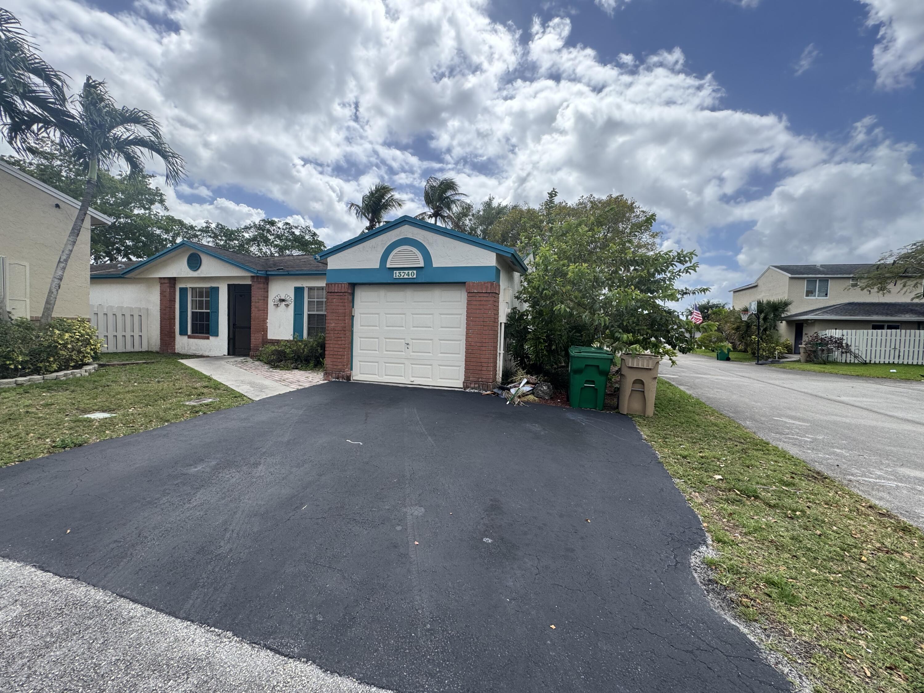 Listing photo 4 for 13740 Cumberland Place Place, Davie, FL, 33325