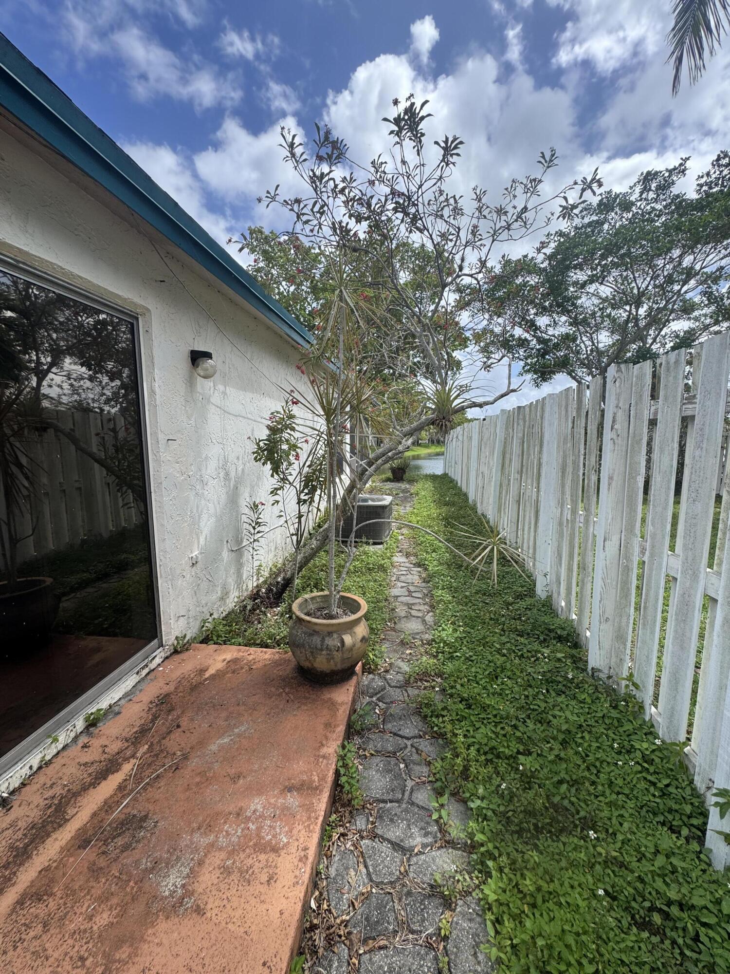 Listing photo 5 for 13740 Cumberland Place Place, Davie, FL, 33325