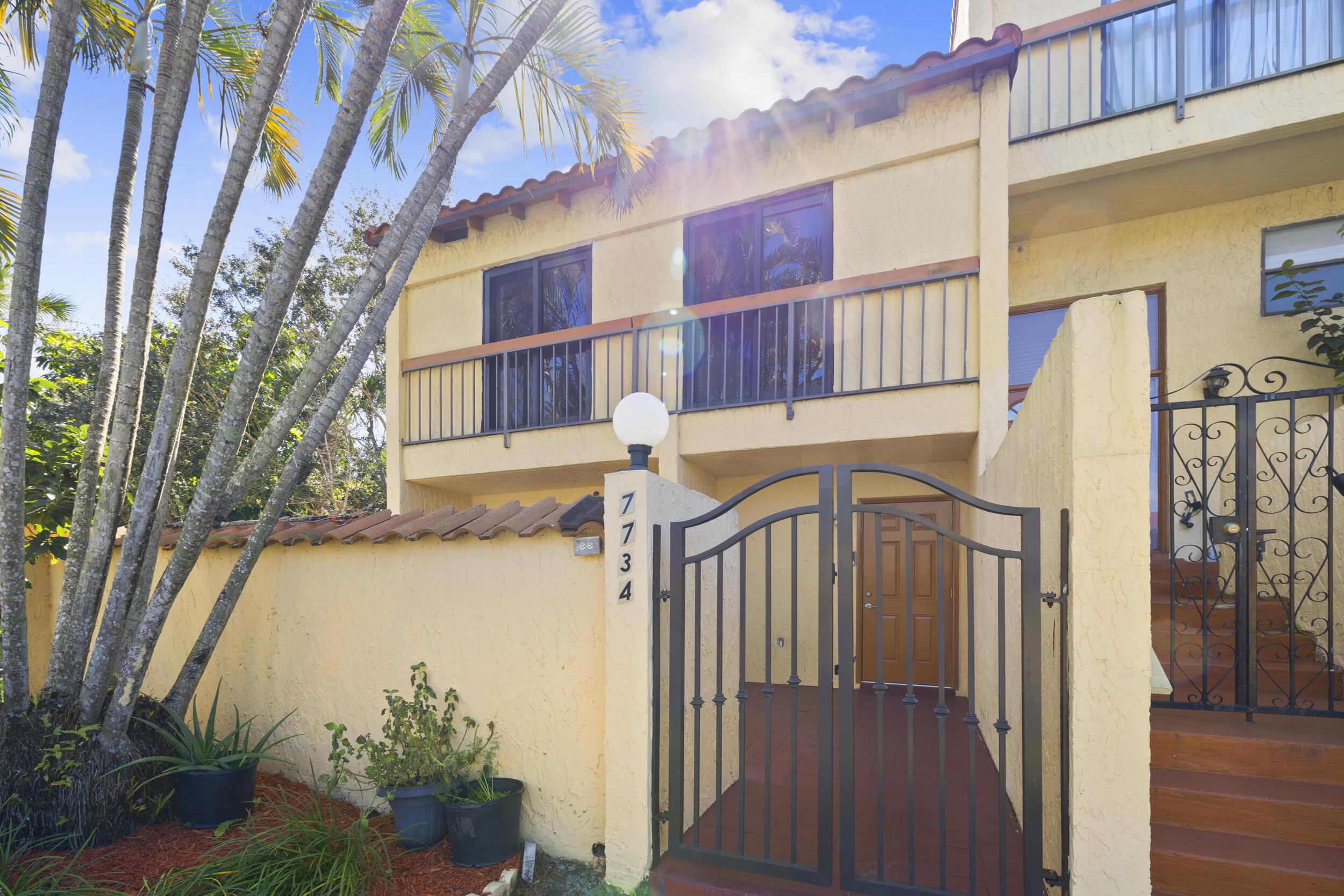 Listing photo 3 for 7734 Balboa Street Street Unit#7734, Sunrise, FL, 33351