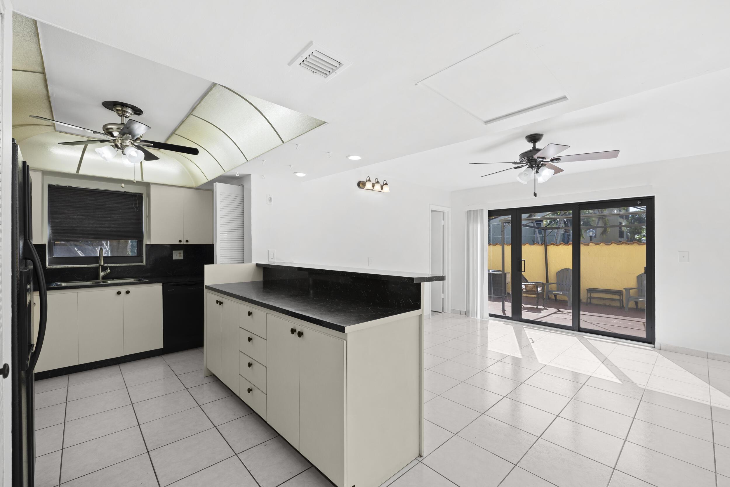 Listing photo 5 for 7734 Balboa Street Street Unit#7734, Sunrise, FL, 33351