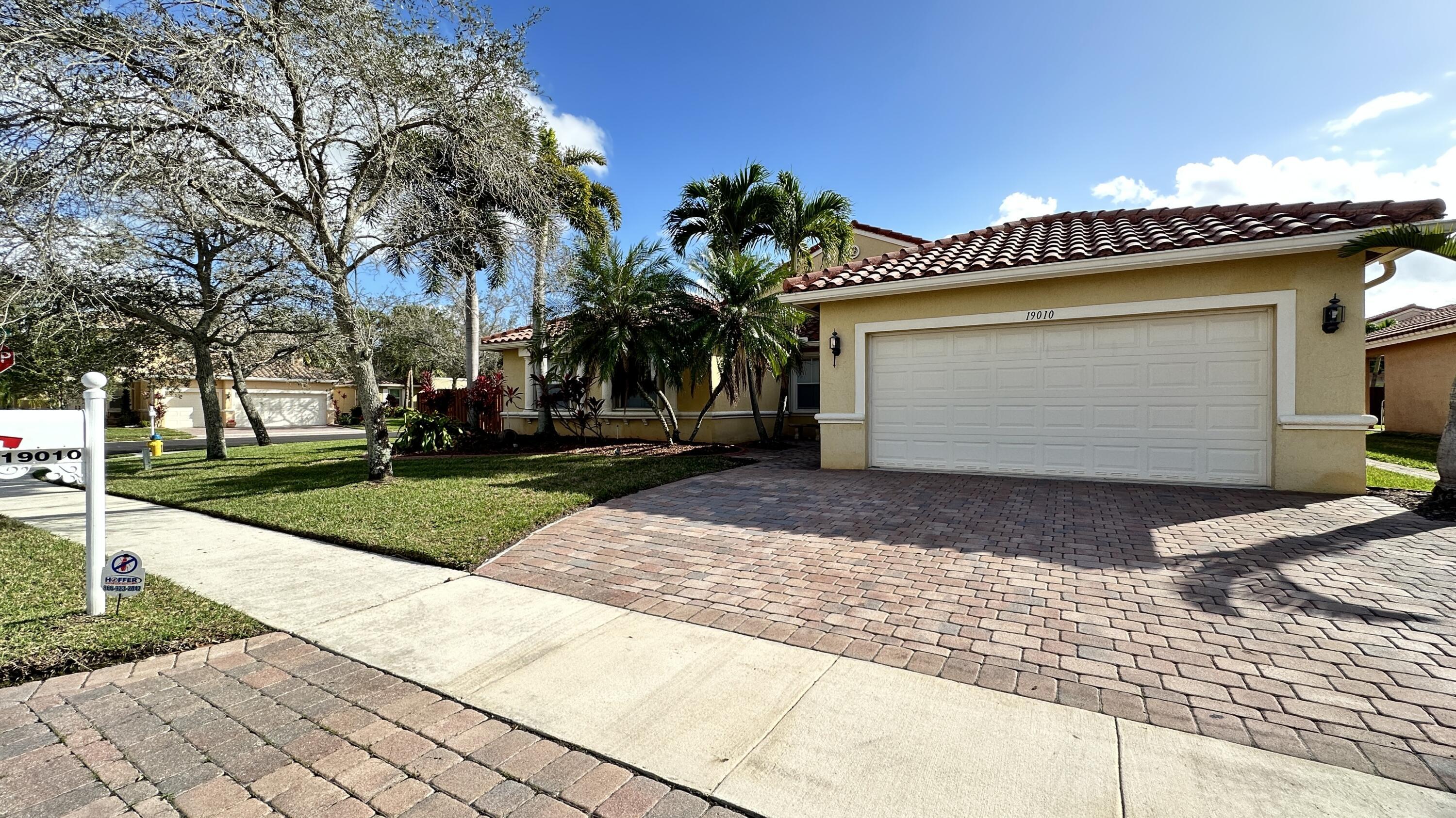 Listing photo 3 for 19010 SW 10th Street Street, Pembroke Pines, FL, 33029