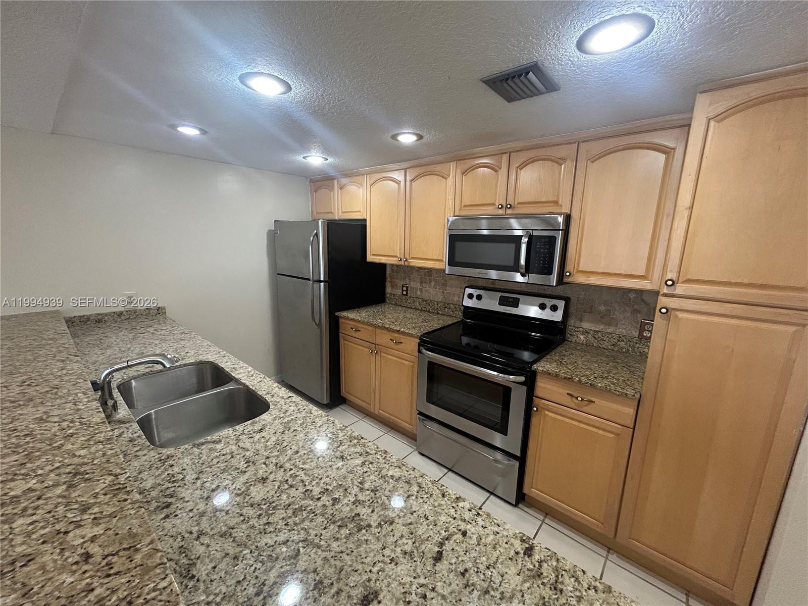 Listing photo 2 for 1660 NW 113th Way, Pembroke Pines, FL, 33026