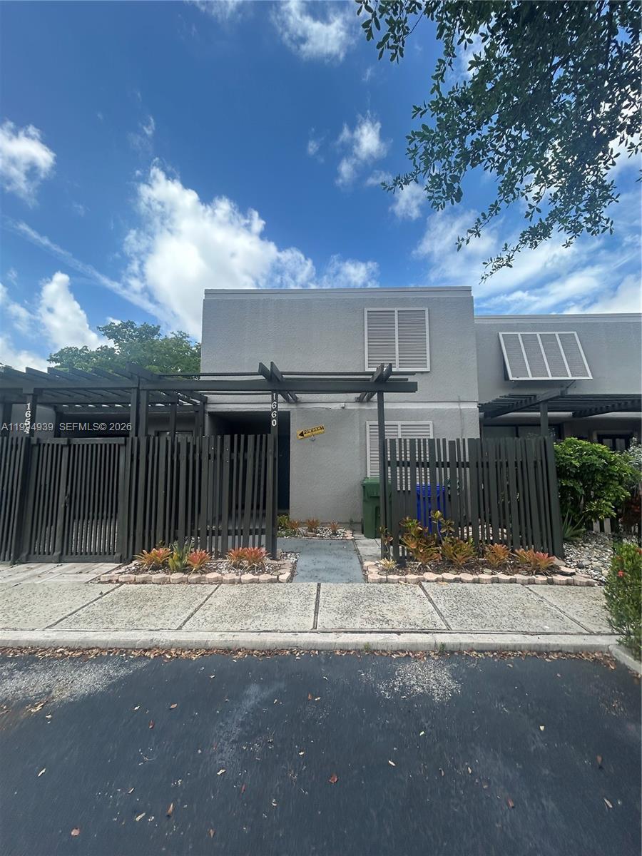 Listing photo 3 for 1660 NW 113th Way, Pembroke Pines, FL, 33026