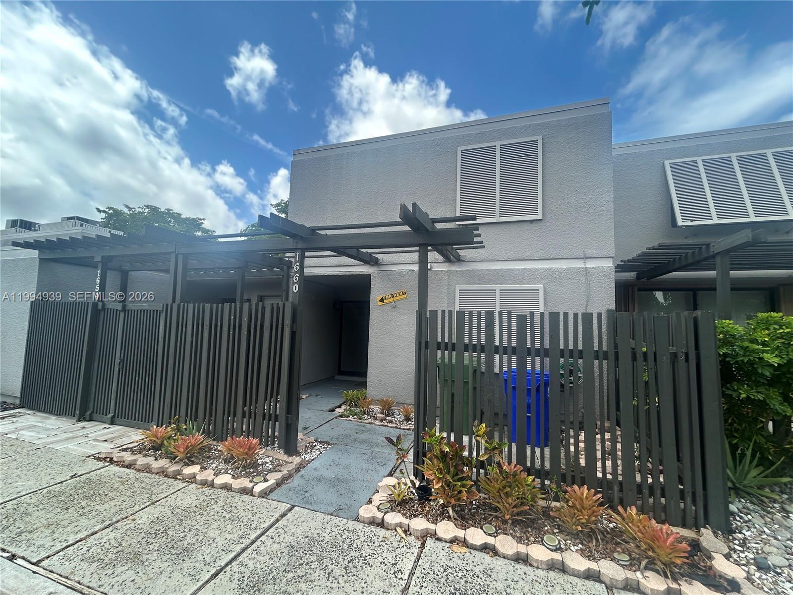 Listing photo 4 for 1660 NW 113th Way, Pembroke Pines, FL, 33026