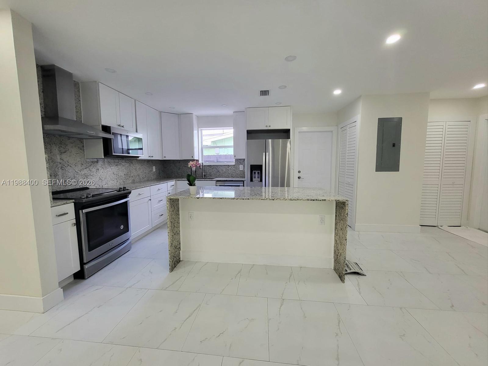 Listing photo 5 for 8140 NW 11th Ct Unit#8140, Pembroke Pines, FL, 33024