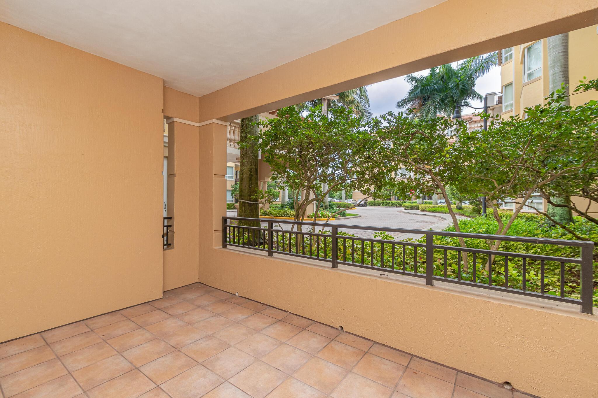 Listing photo 4 for 16101 Emerald Estates Drive Drive Unit#146, Weston, FL, 33331