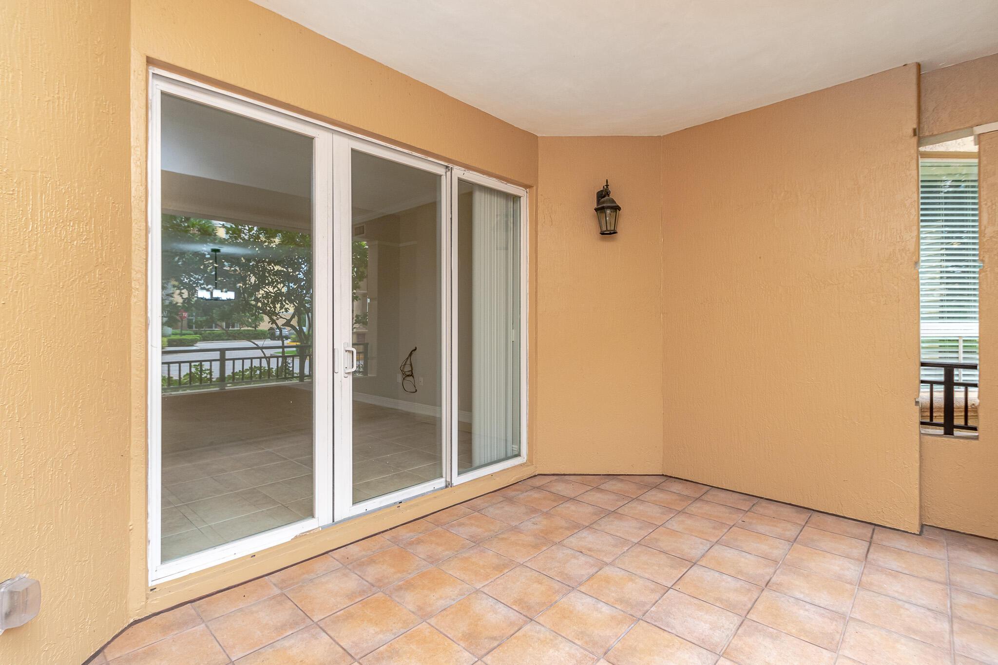 Listing photo 5 for 16101 Emerald Estates Drive Drive Unit#146, Weston, FL, 33331