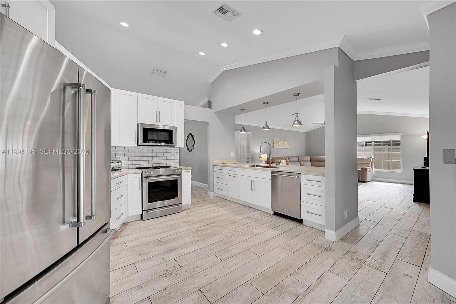 Listing photo 4 for 9841 SW 1st St Unit#9841, Plantation, FL, 33324