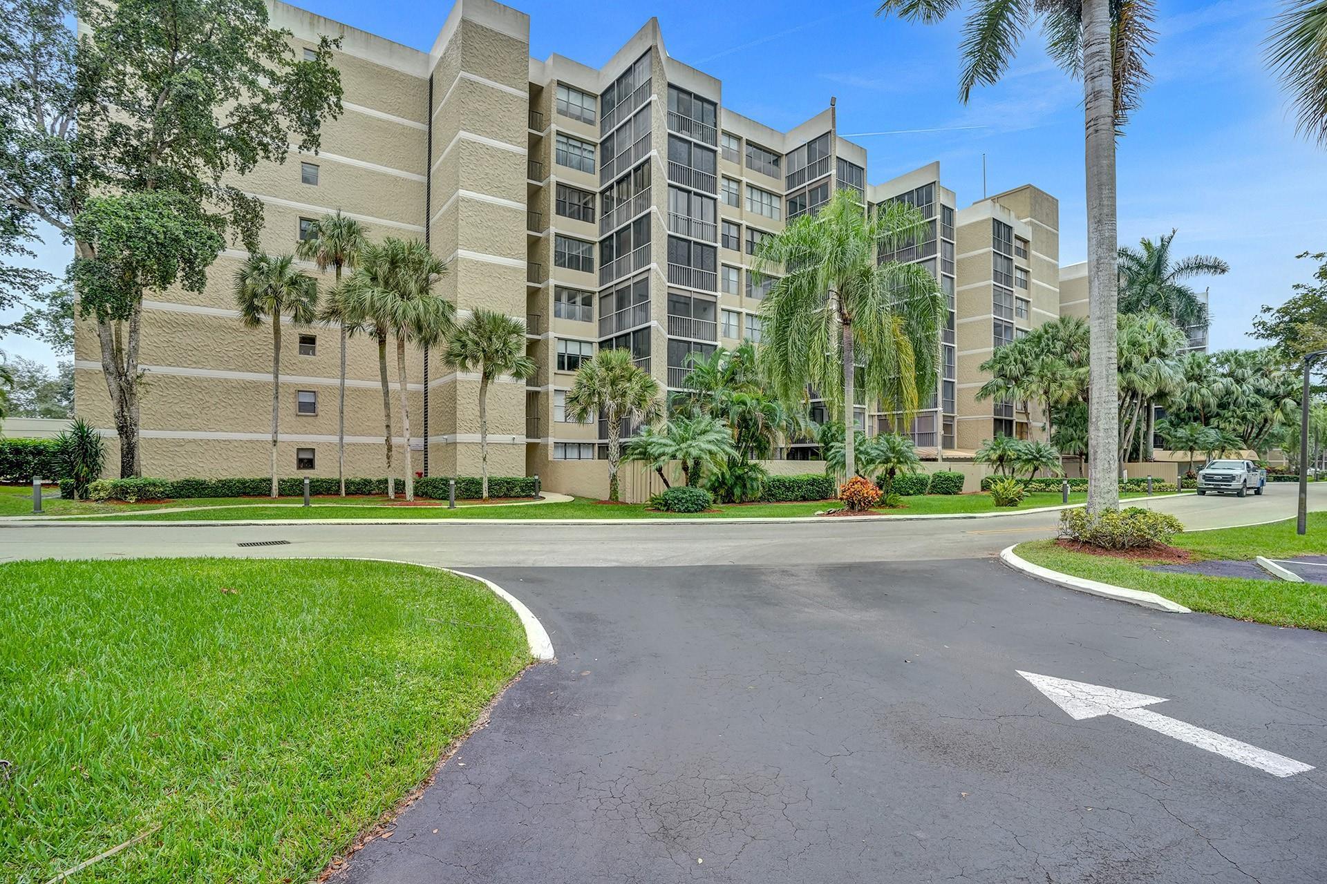Listing photo 3 for 16300 Golf Club Road Road Unit#109, Weston, FL, 33326