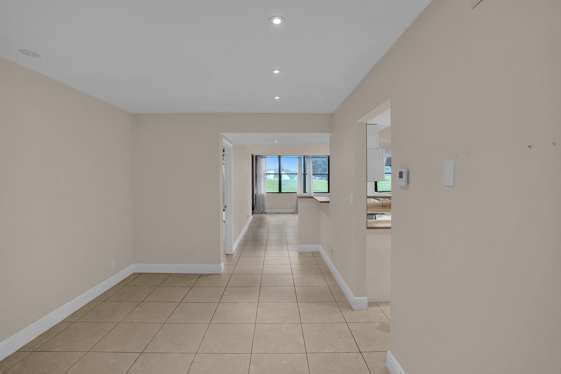 Listing photo 5 for 16300 Golf Club Road Road Unit#109, Weston, FL, 33326