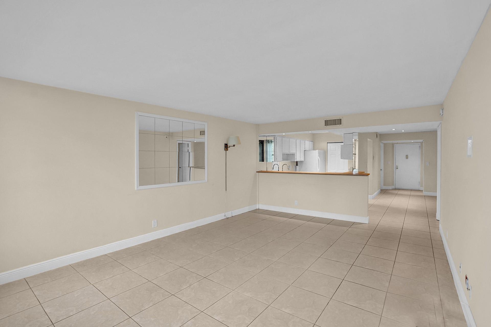 Listing photo 6 for 16300 Golf Club Road Road Unit#109, Weston, FL, 33326