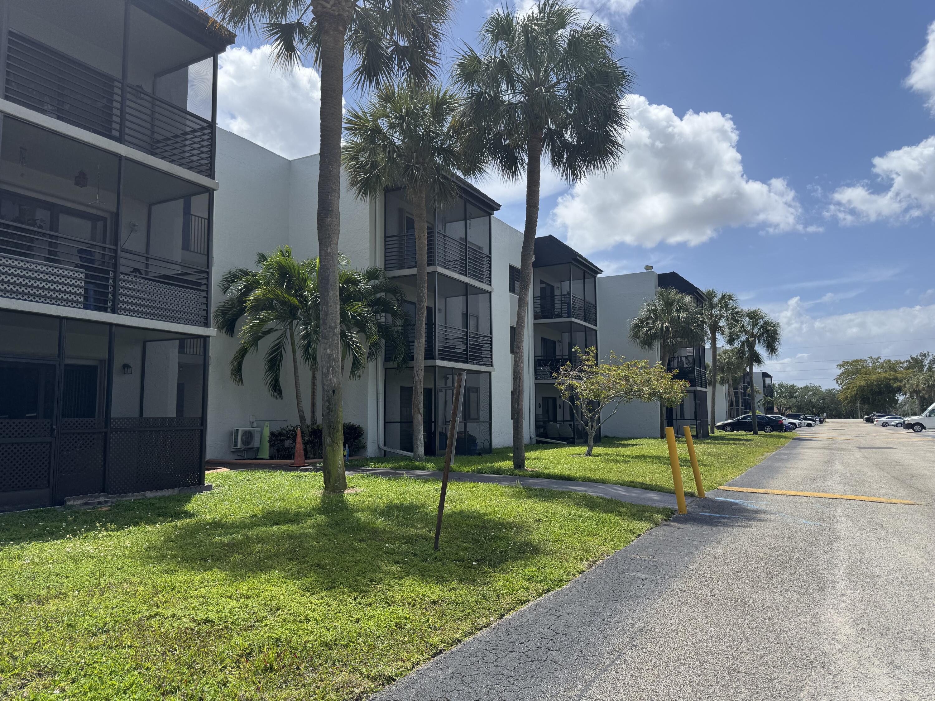 Listing photo 5 for 3710 N Pine Island Road Road Unit#122, Sunrise, FL, 33351
