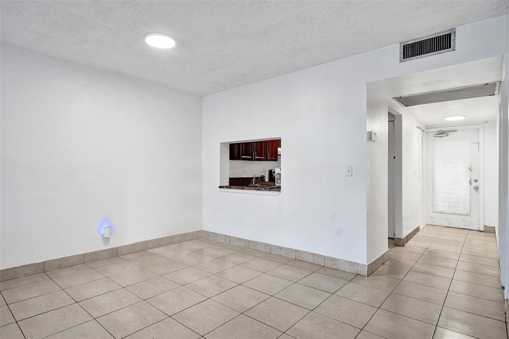 Listing photo 2 for 9440 Poinciana Place Place Unit#101, Davie, FL, 33324