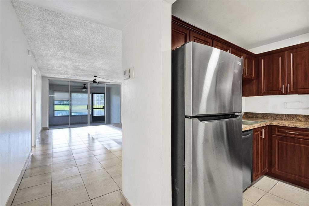 Listing photo 4 for 9440 Poinciana Place Place Unit#101, Davie, FL, 33324