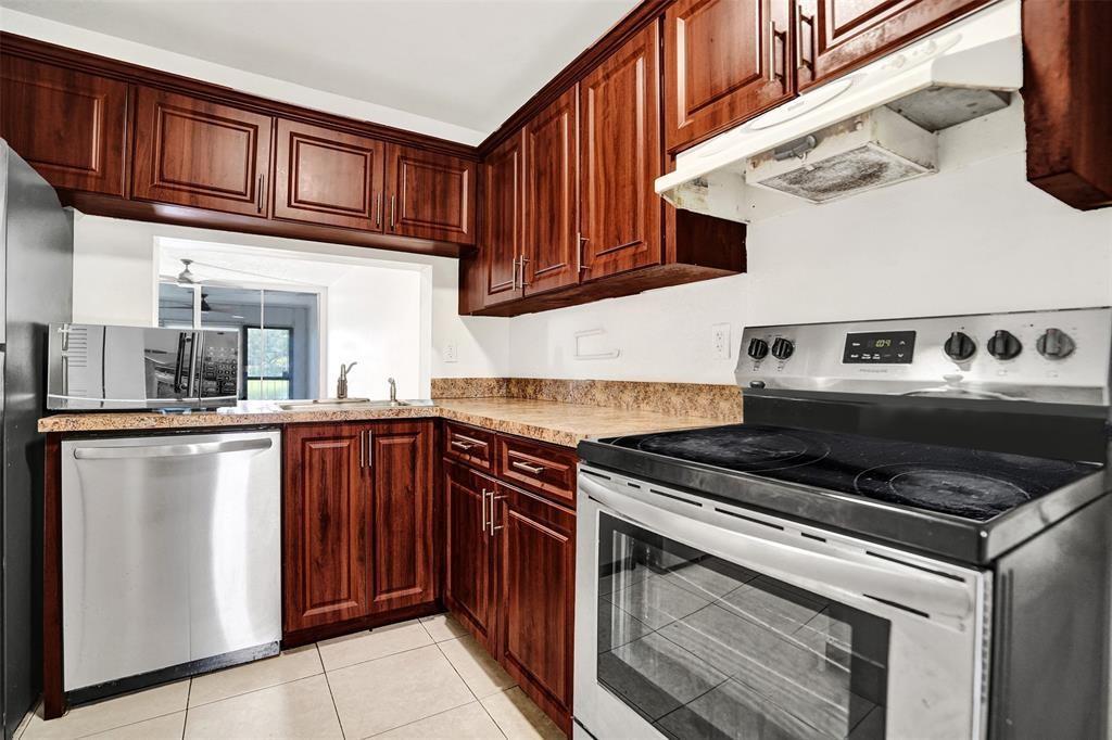 Listing photo 5 for 9440 Poinciana Place Place Unit#101, Davie, FL, 33324