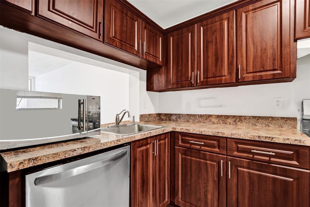 Listing photo 6 for 9440 Poinciana Place Place Unit#101, Davie, FL, 33324