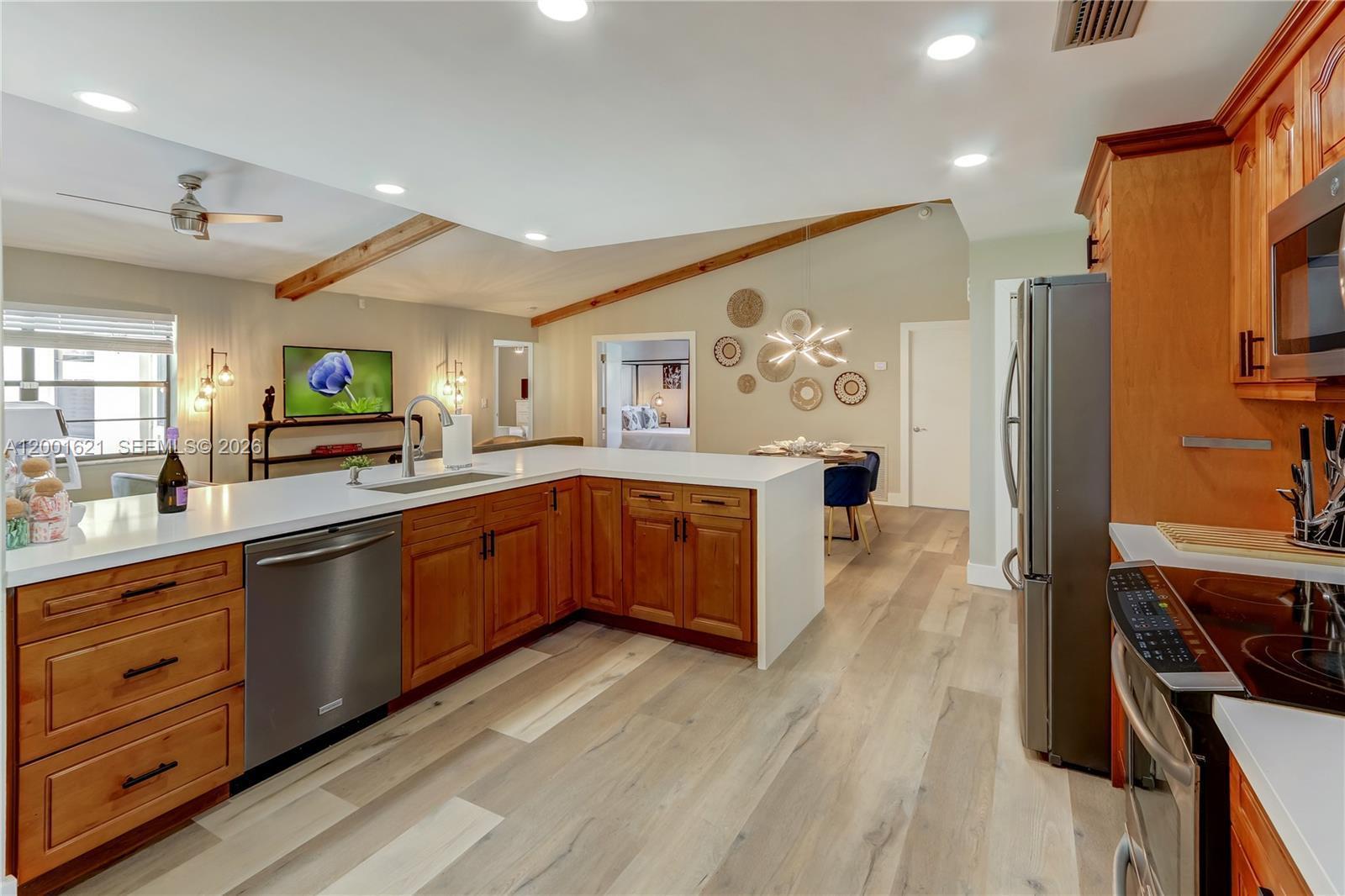 Listing photo 2 for 1130 NW 78th Ter, Plantation, FL, 33322