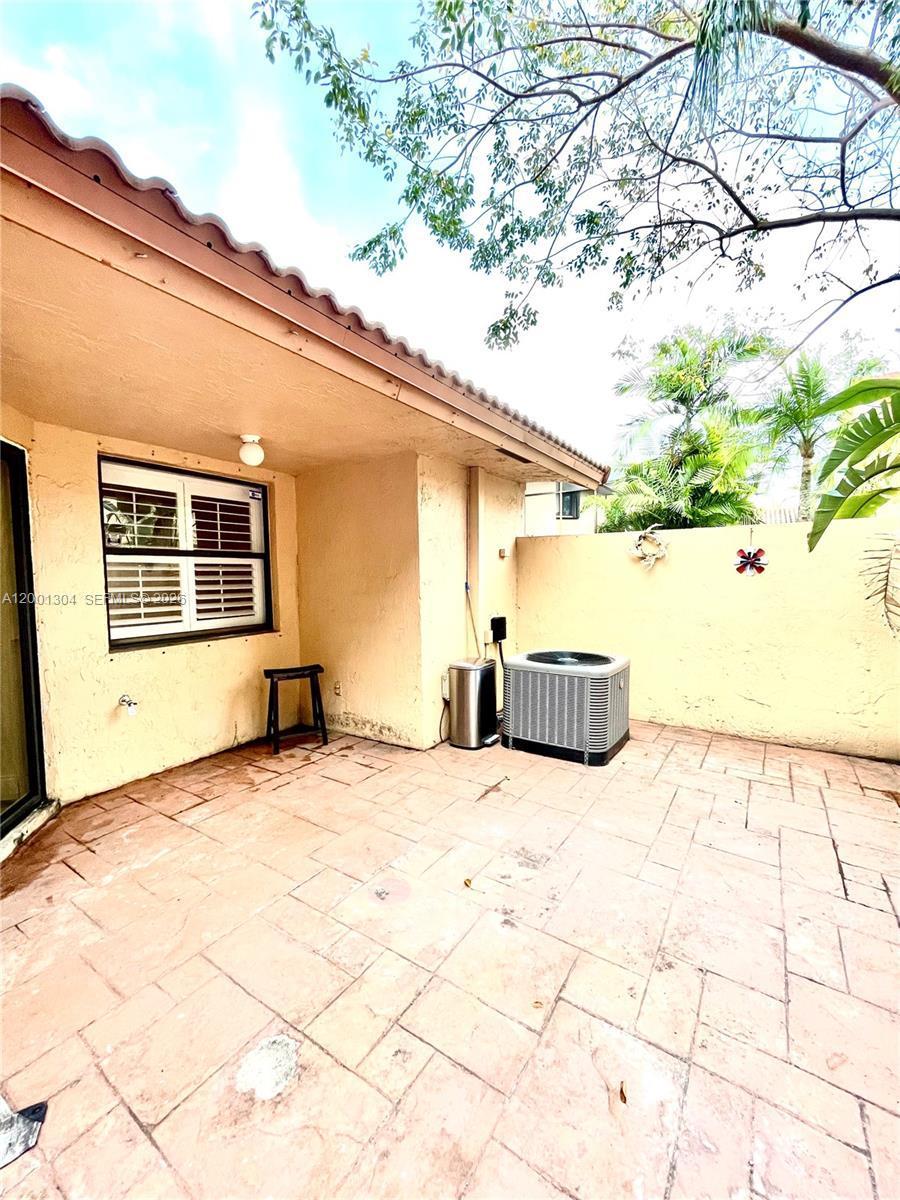 Listing photo 2 for 11288 SW 9th Ct, Pembroke Pines, FL, 33025
