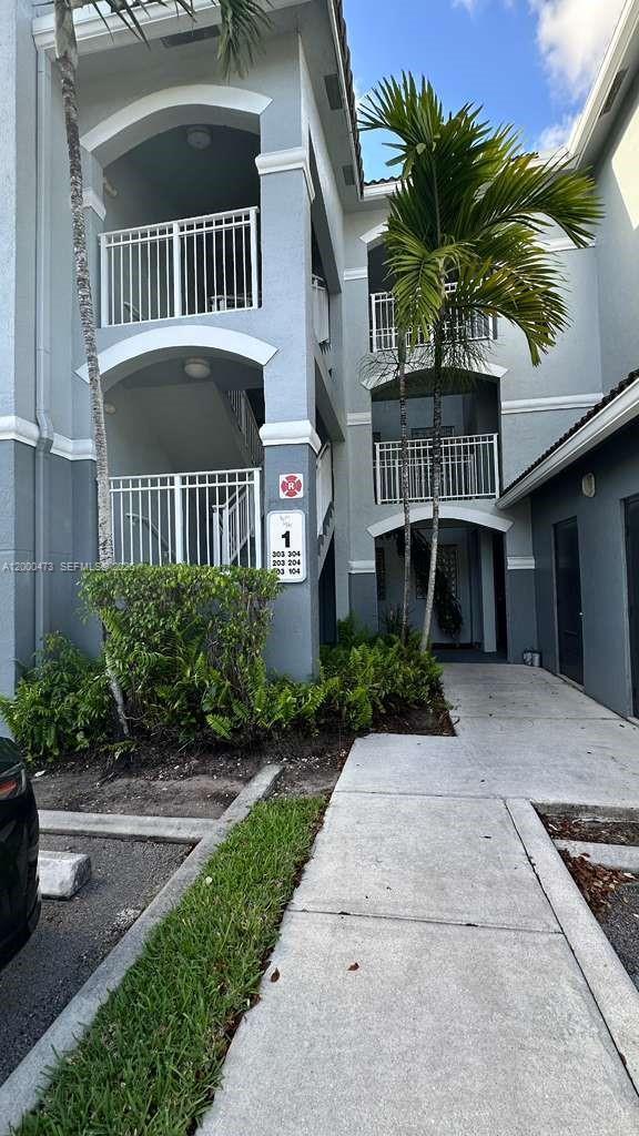 Listing photo 4 for 9645 NW 1st Ct Unit#1-303, Pembroke Pines, FL, 33024
