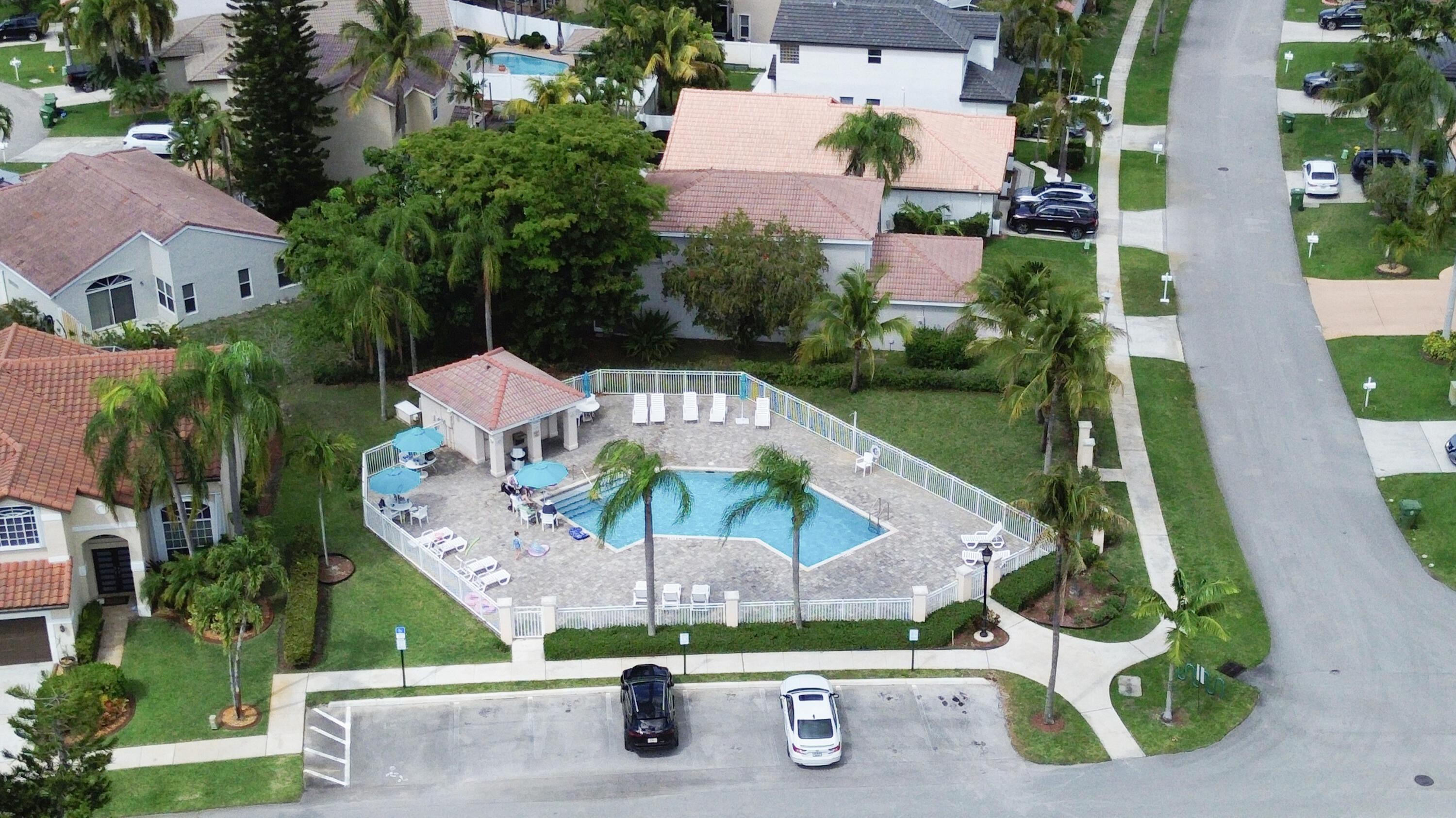 Listing photo 5 for 491 SW 182nd Way Way, Pembroke Pines, FL, 33029