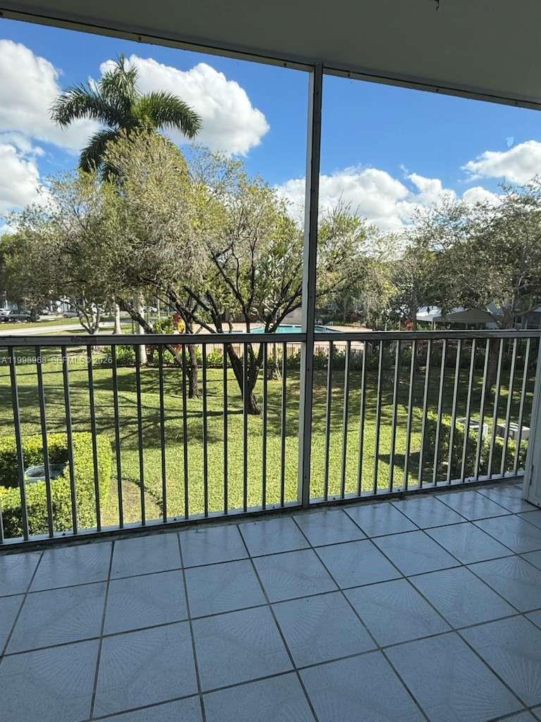 Listing photo 3 for 1401 SW 128th Ter Unit#205H, Pembroke Pines, FL, 33027