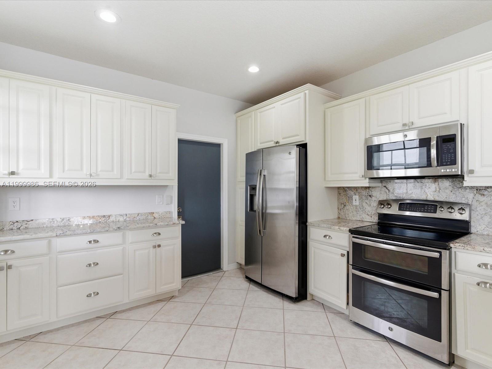 Listing photo 2 for 3776 San Simeon Cir, Weston, FL, 33331