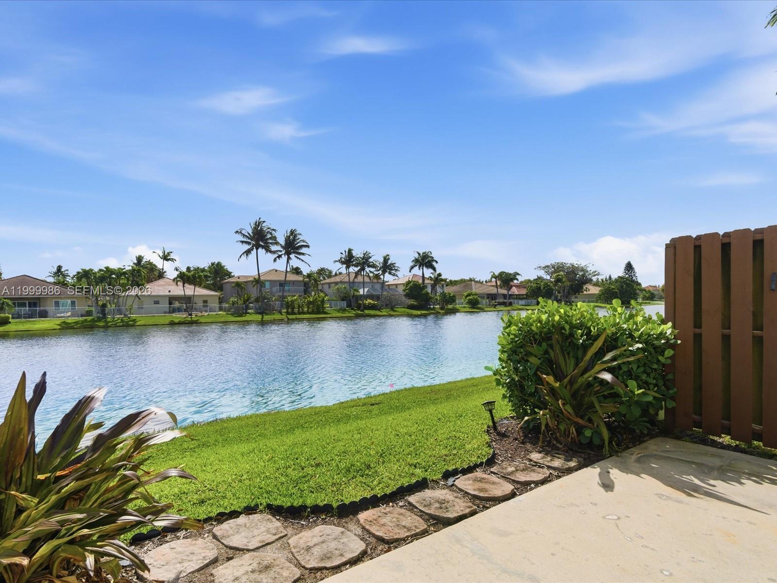 Listing photo 3 for 3776 San Simeon Cir, Weston, FL, 33331