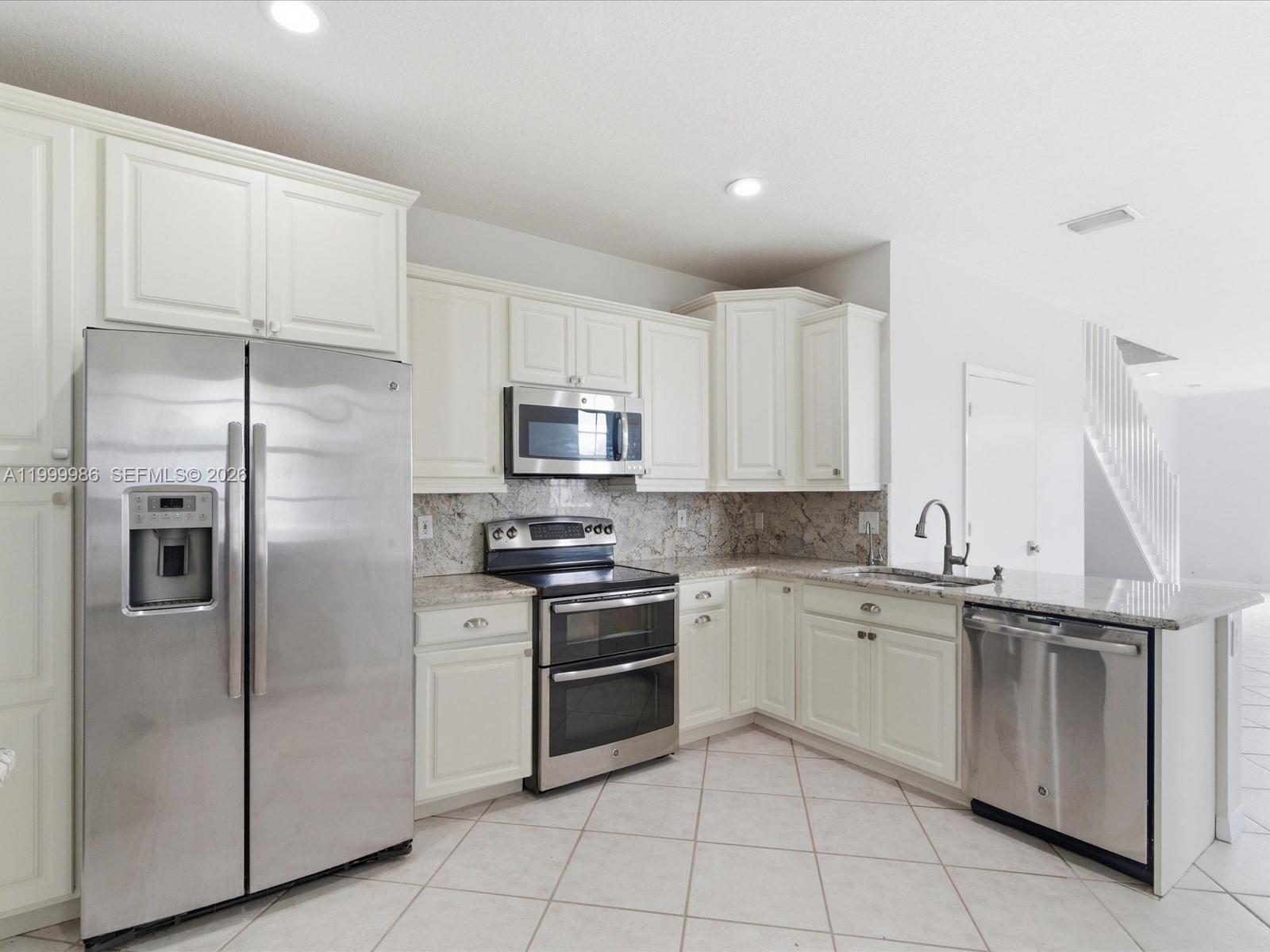 Listing photo 4 for 3776 San Simeon Cir, Weston, FL, 33331