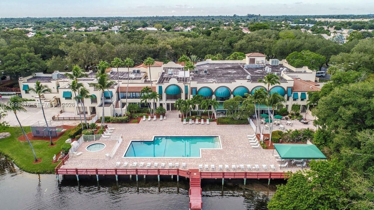 Listing photo 2 for 9460 Tangerine Pl Unit#404, Davie, FL, 33324