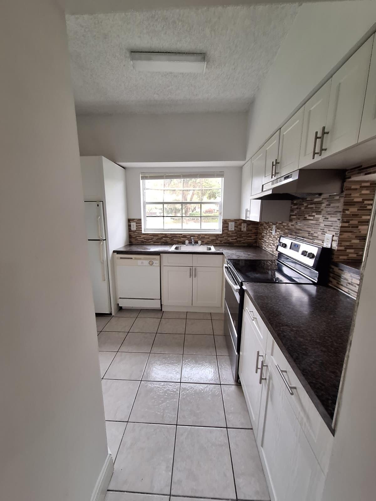 Listing photo 3 for 1821 NW 96th Terrace Terrace Unit#5f, Pembroke Pines, FL, 33024