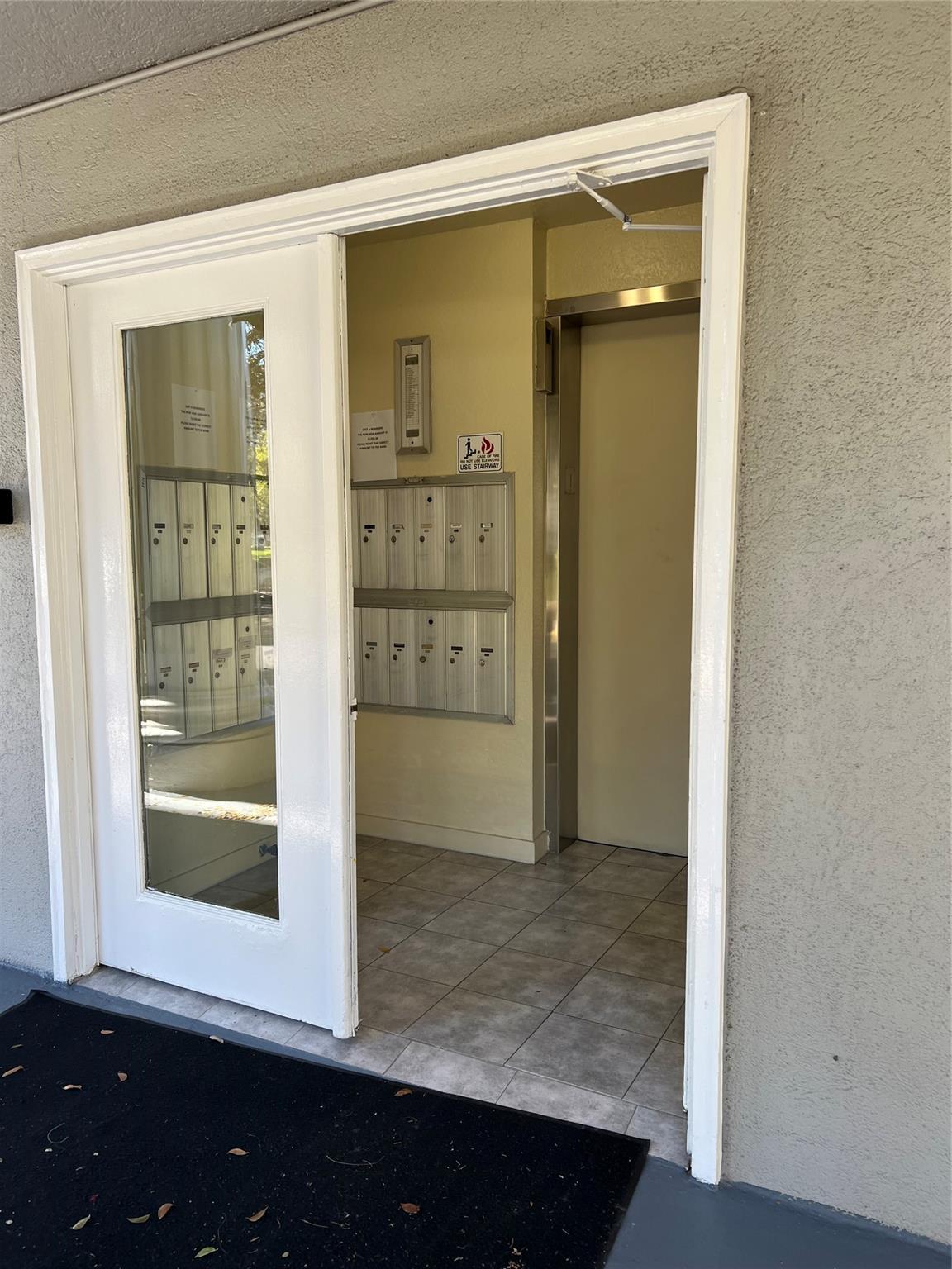 Listing photo 5 for 1526 Whitehall Drive Drive Unit#402, Davie, FL, 33324