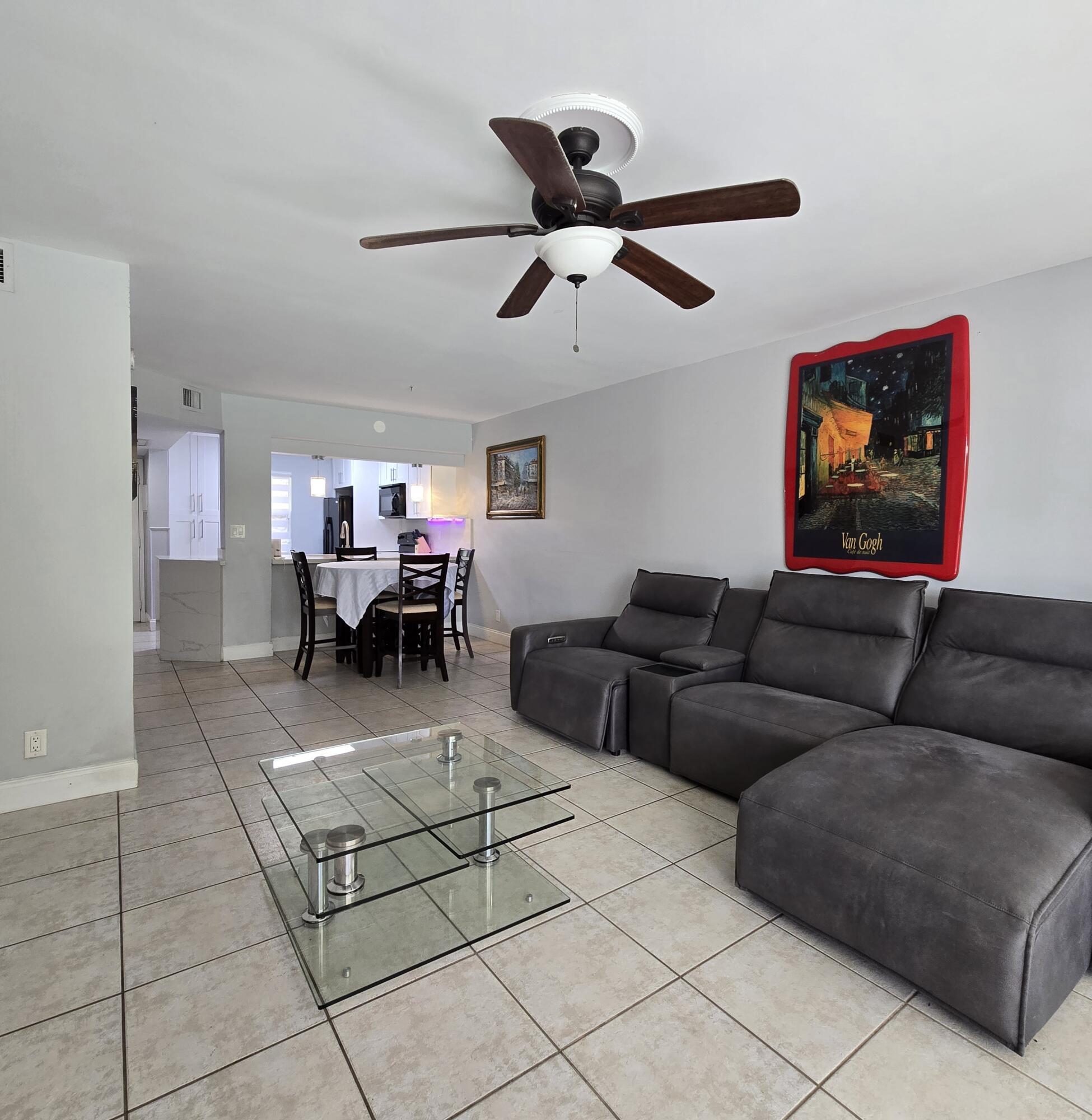 Listing photo 4 for 10501 W Broward Boulevard Boulevard Unit#302, Plantation, FL, 33324