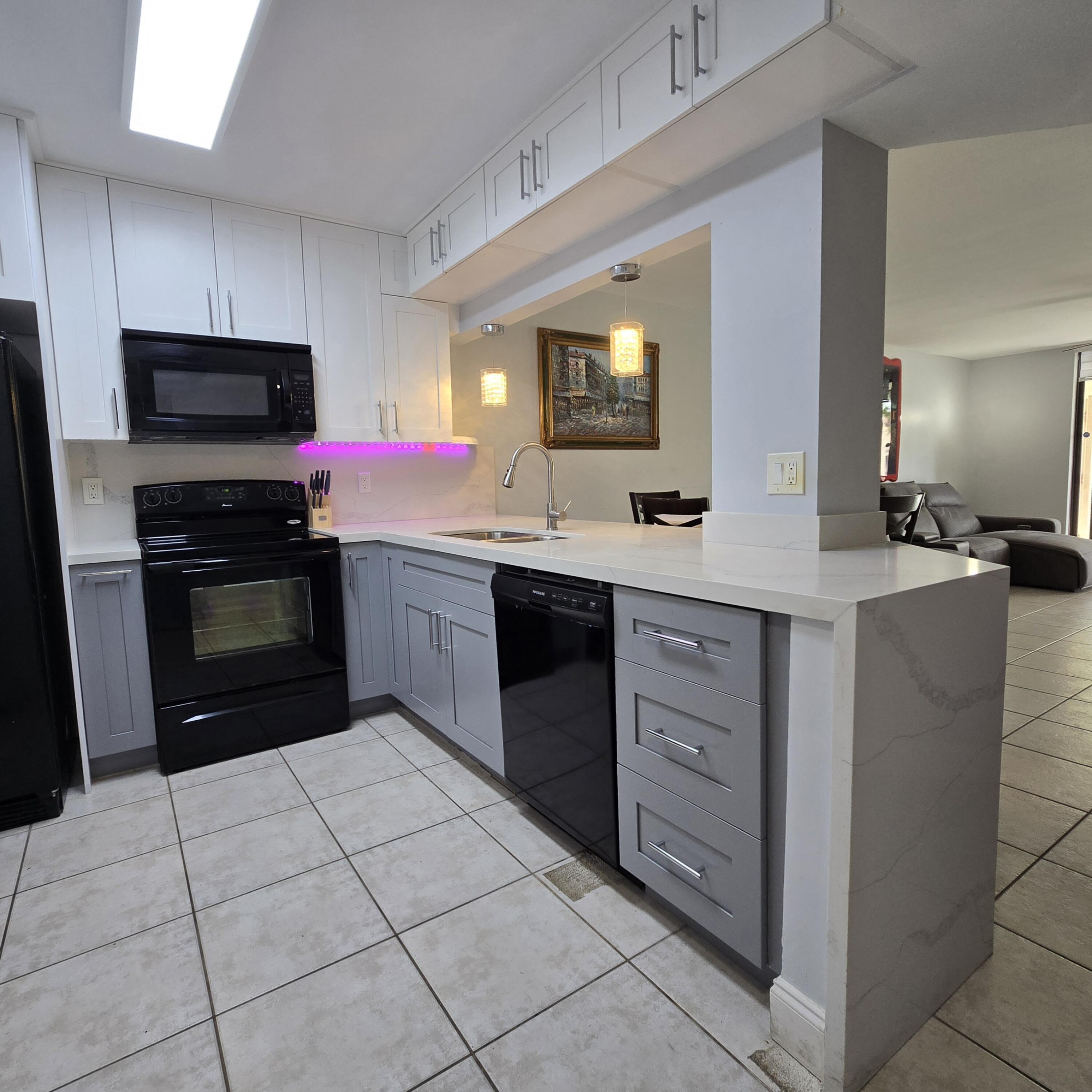 Listing photo 5 for 10501 W Broward Boulevard Boulevard Unit#302, Plantation, FL, 33324