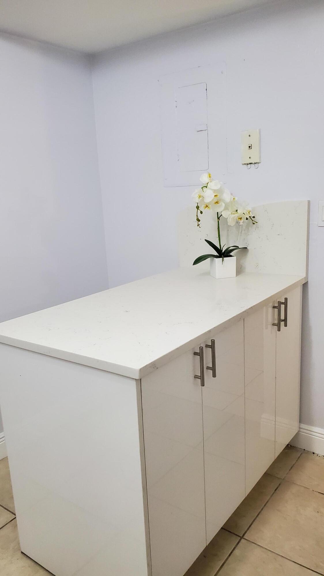 Listing photo 2 for 721 N Pine Island Road Road Unit#103, Plantation, FL, 33324