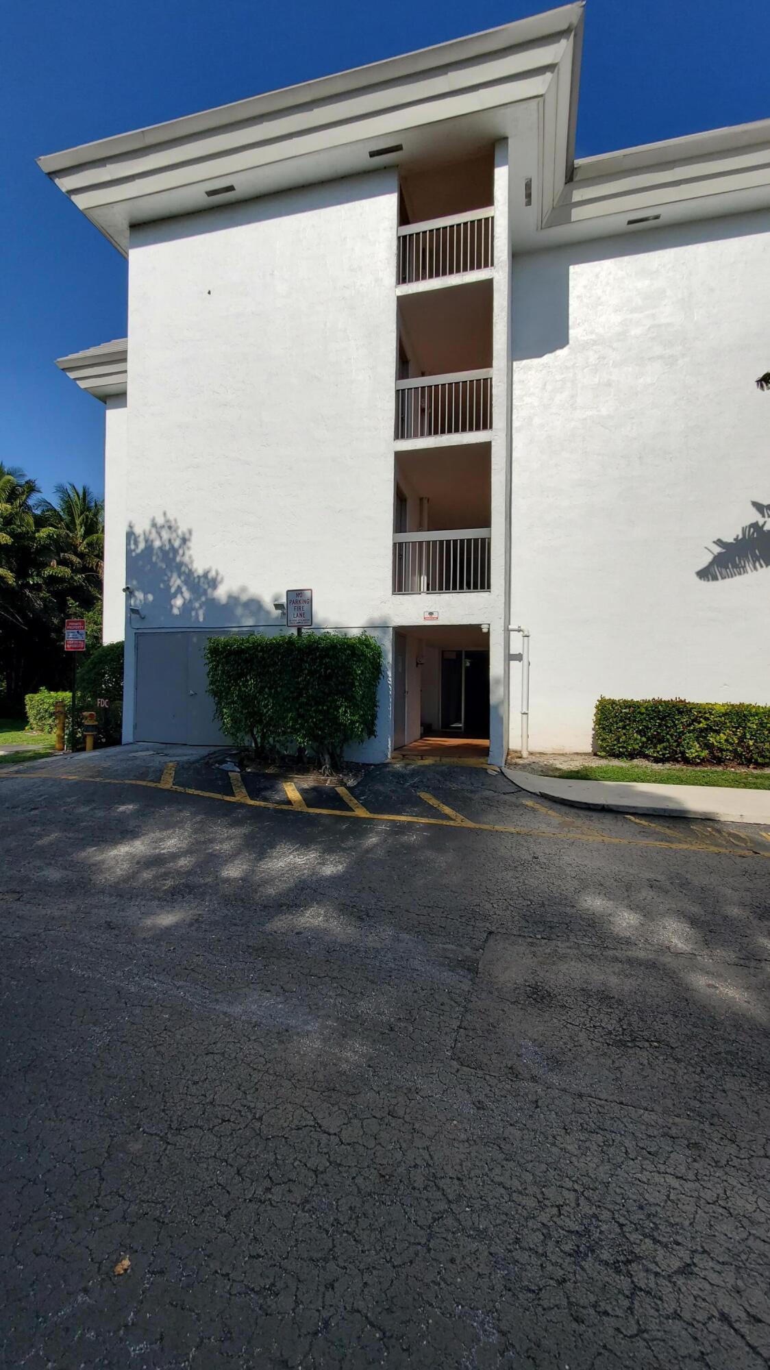 Listing photo 4 for 721 N Pine Island Road Road Unit#103, Plantation, FL, 33324