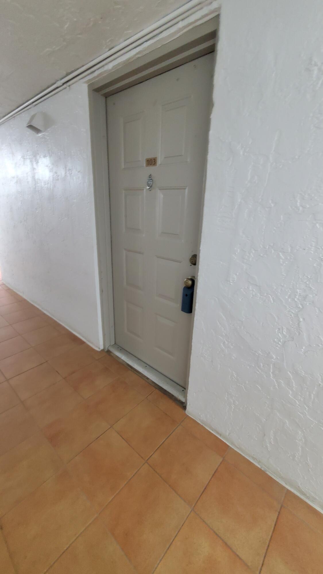 Listing photo 5 for 721 N Pine Island Road Road Unit#103, Plantation, FL, 33324