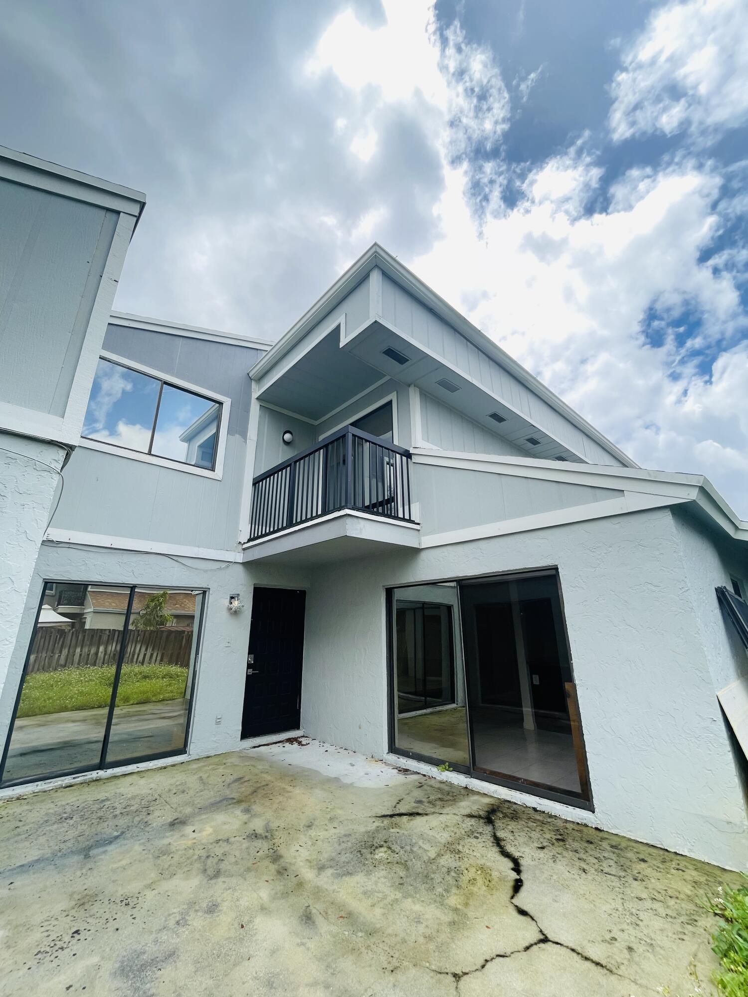 Listing photo 3 for 617 NW 132nd Terrace Terrace Unit#617, Plantation, FL, 33325