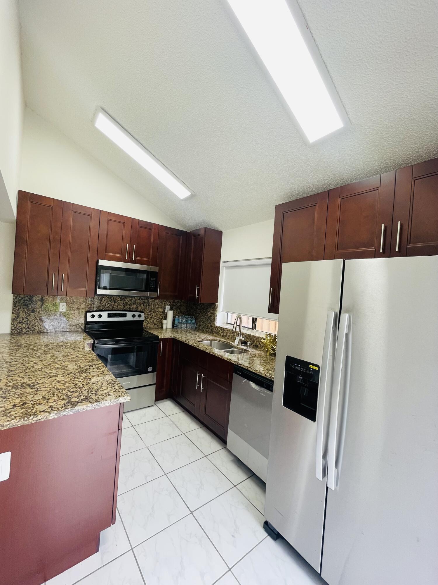 Listing photo 5 for 617 NW 132nd Terrace Terrace Unit#617, Plantation, FL, 33325