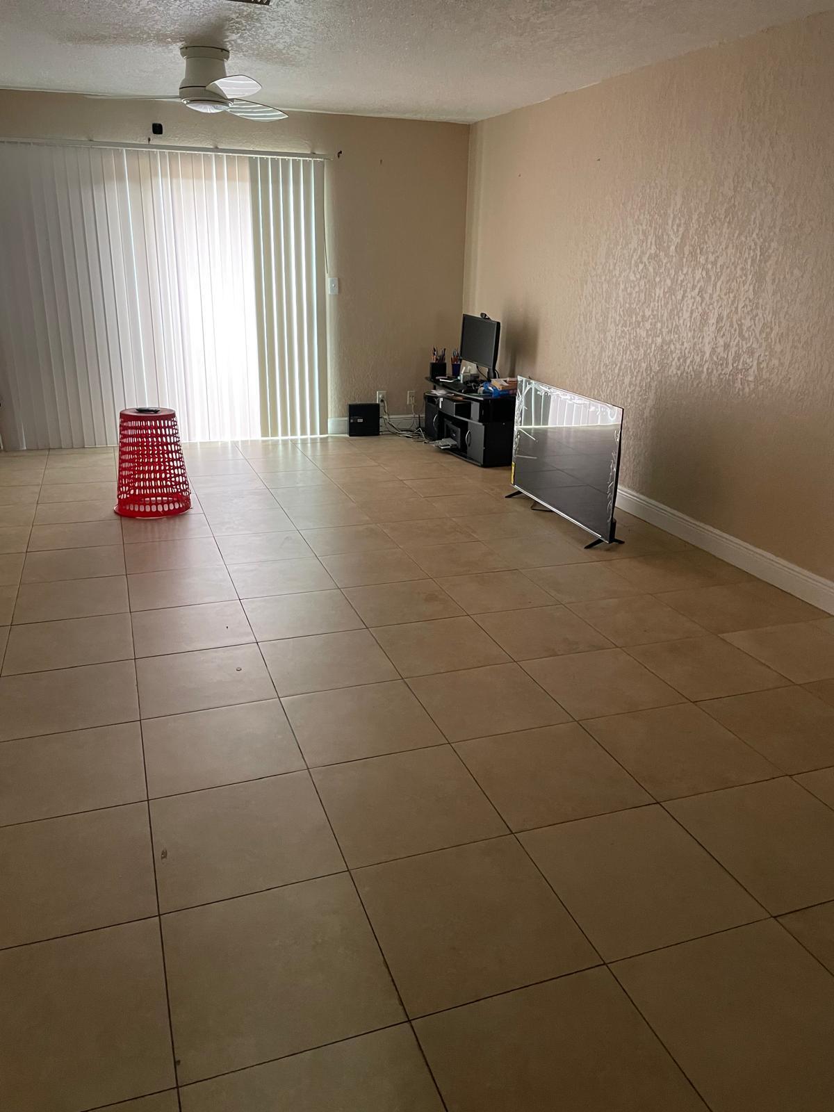 Listing photo 2 for 8249 Fairway Road Road, Sunrise, FL, 33351