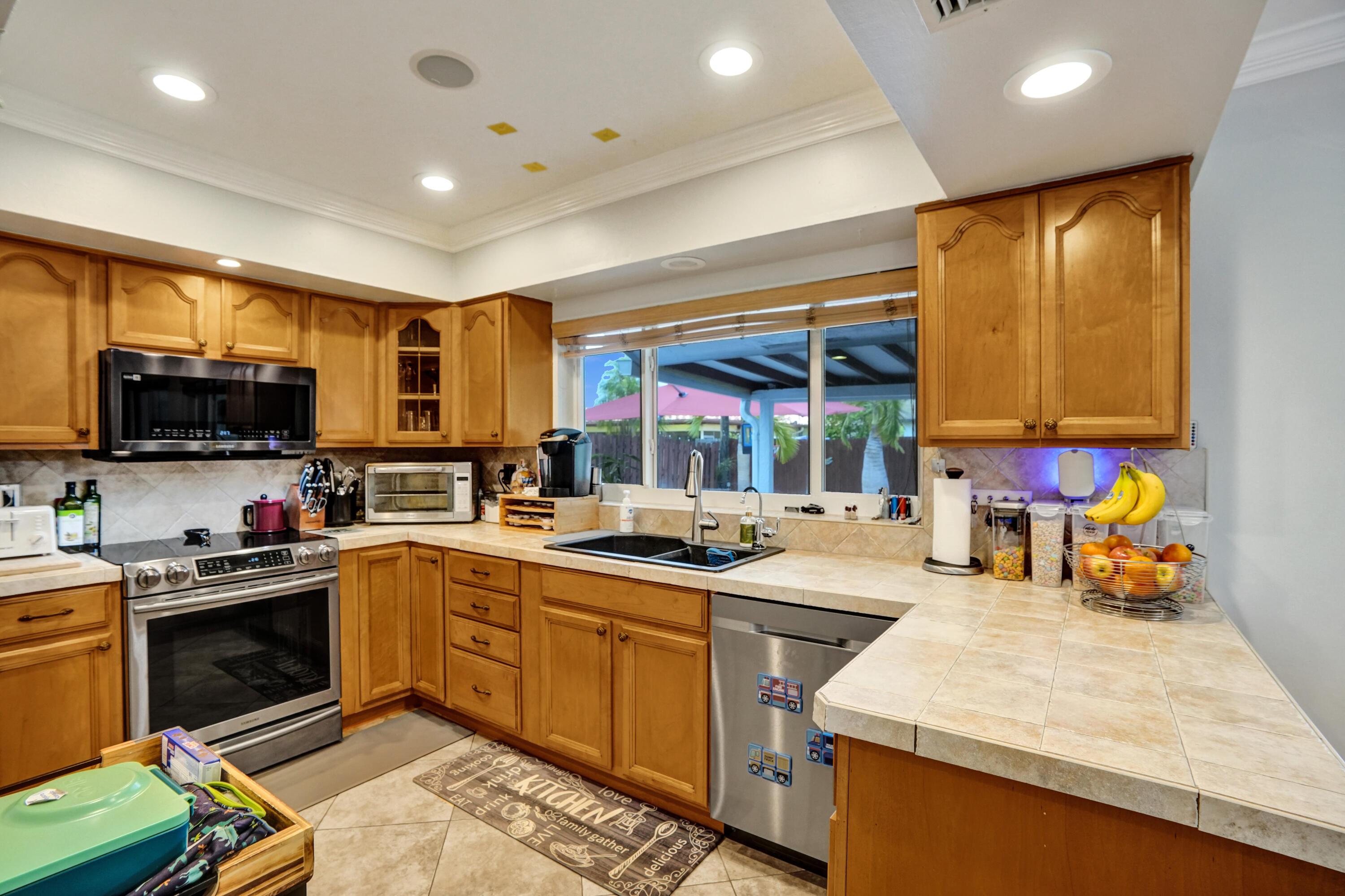 Listing photo 5 for 10501 NW 20th Court Court, Sunrise, FL, 33322