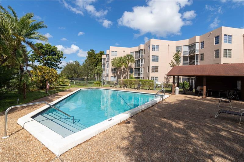 Listing photo 2 for 1811 Sabal Palm Drive Drive Unit#304, Davie, FL, 33324