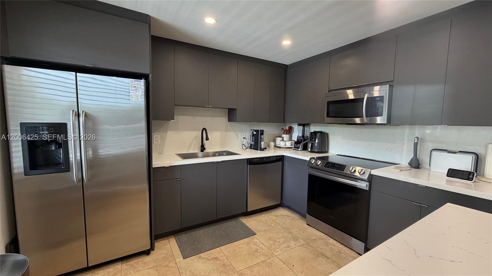 Listing photo 2 for 16551 Blatt Blvd Unit#205, Weston, FL, 33326