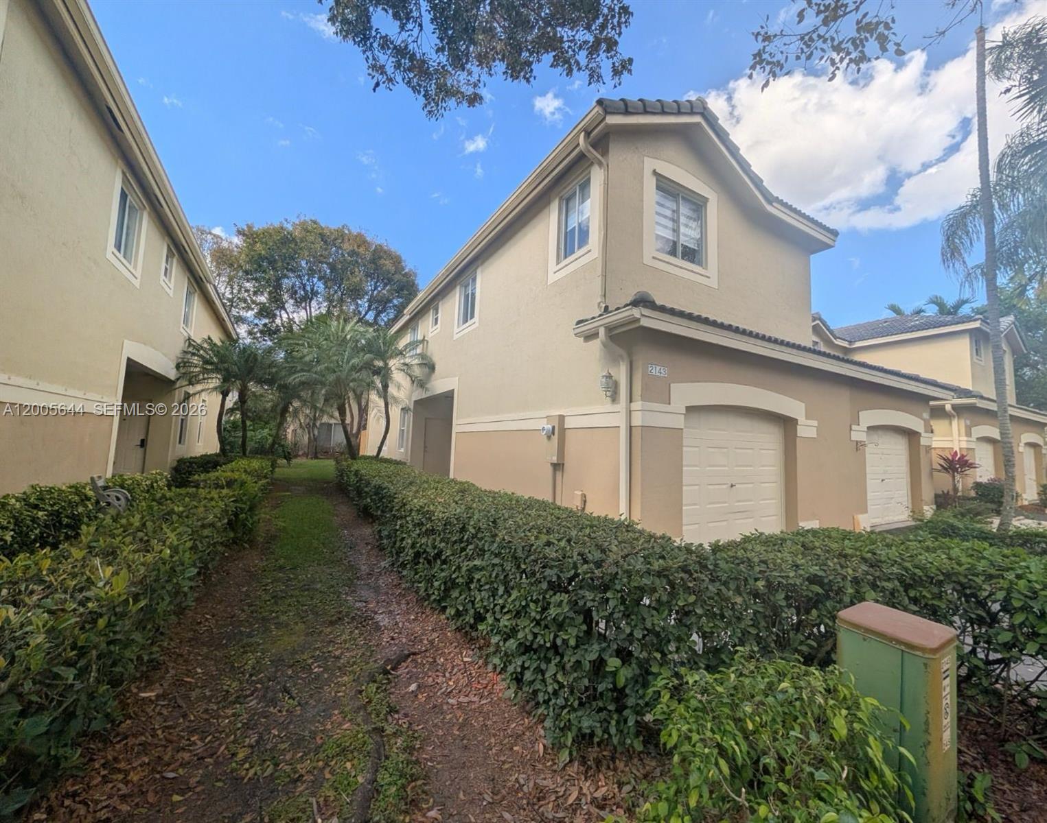 Listing photo 3 for 2143 Hacienda Ter, Weston, FL, 33327