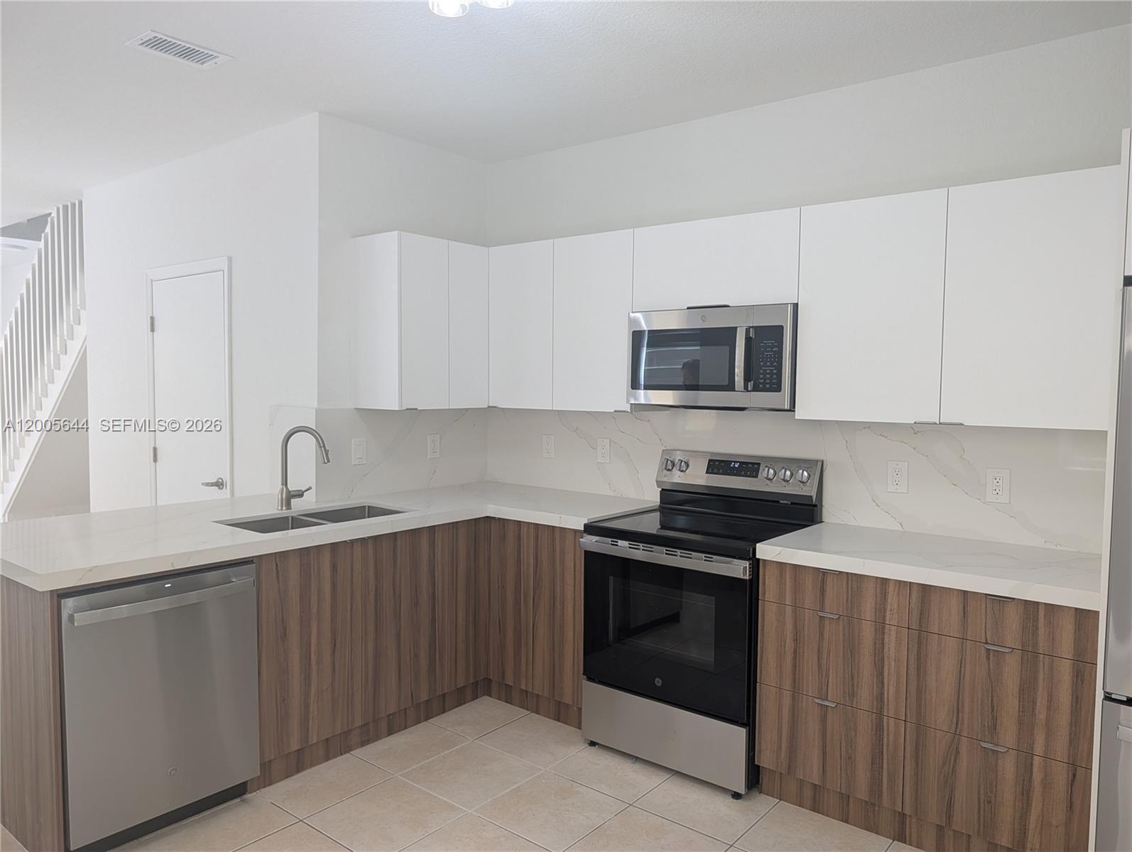 Listing photo 4 for 2143 Hacienda Ter, Weston, FL, 33327