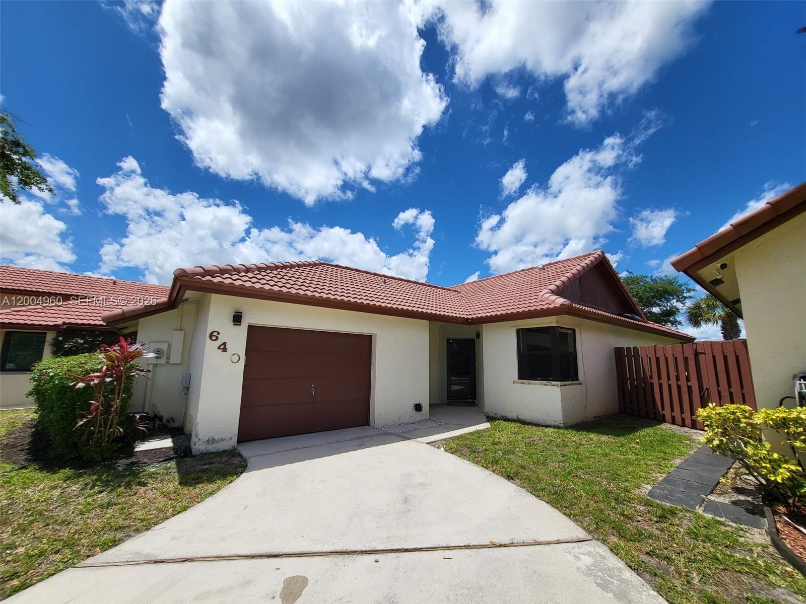 Listing photo 3 for 640 SW 113th Ter, Pembroke Pines, FL, 33025