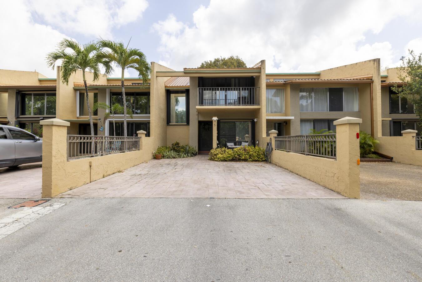 Listing photo 3 for 720 E Coco Plum Circle Circle Unit#5, Plantation, FL, 33324