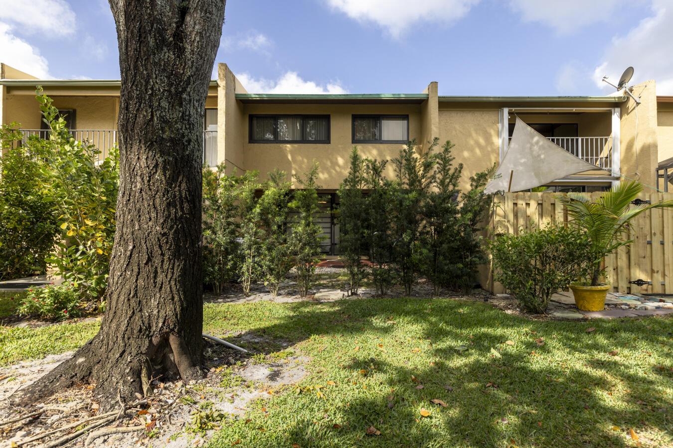 Listing photo 4 for 720 E Coco Plum Circle Circle Unit#5, Plantation, FL, 33324